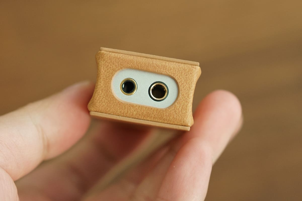 PUレザーケースも付属