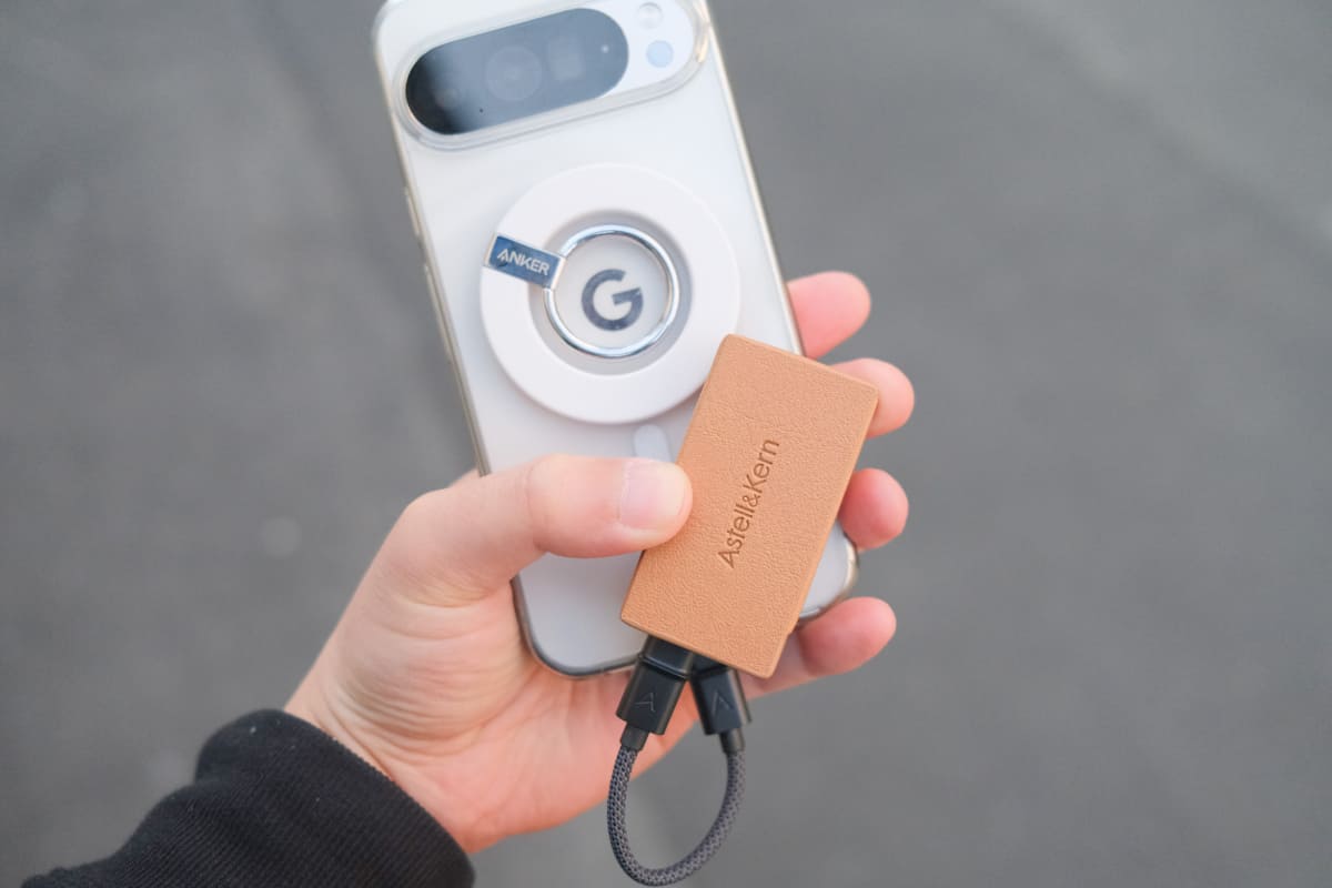 大きくて重いDAPと比べると、持ち運ぶ時の気軽さは圧倒的