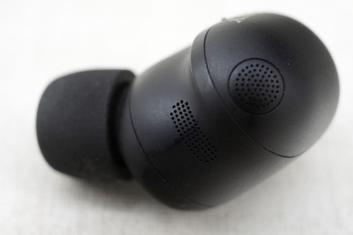 イヤーピースに近いほうの穴が通気口