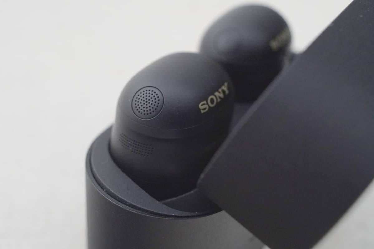 本体のくぼみがケース奥側にあるので、取り出しやすい