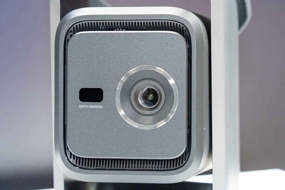 独自の「IEA 4.0」により自動台形補正、オートフォーカスが利用可能。補正速度を高めるToFセンサーも備える