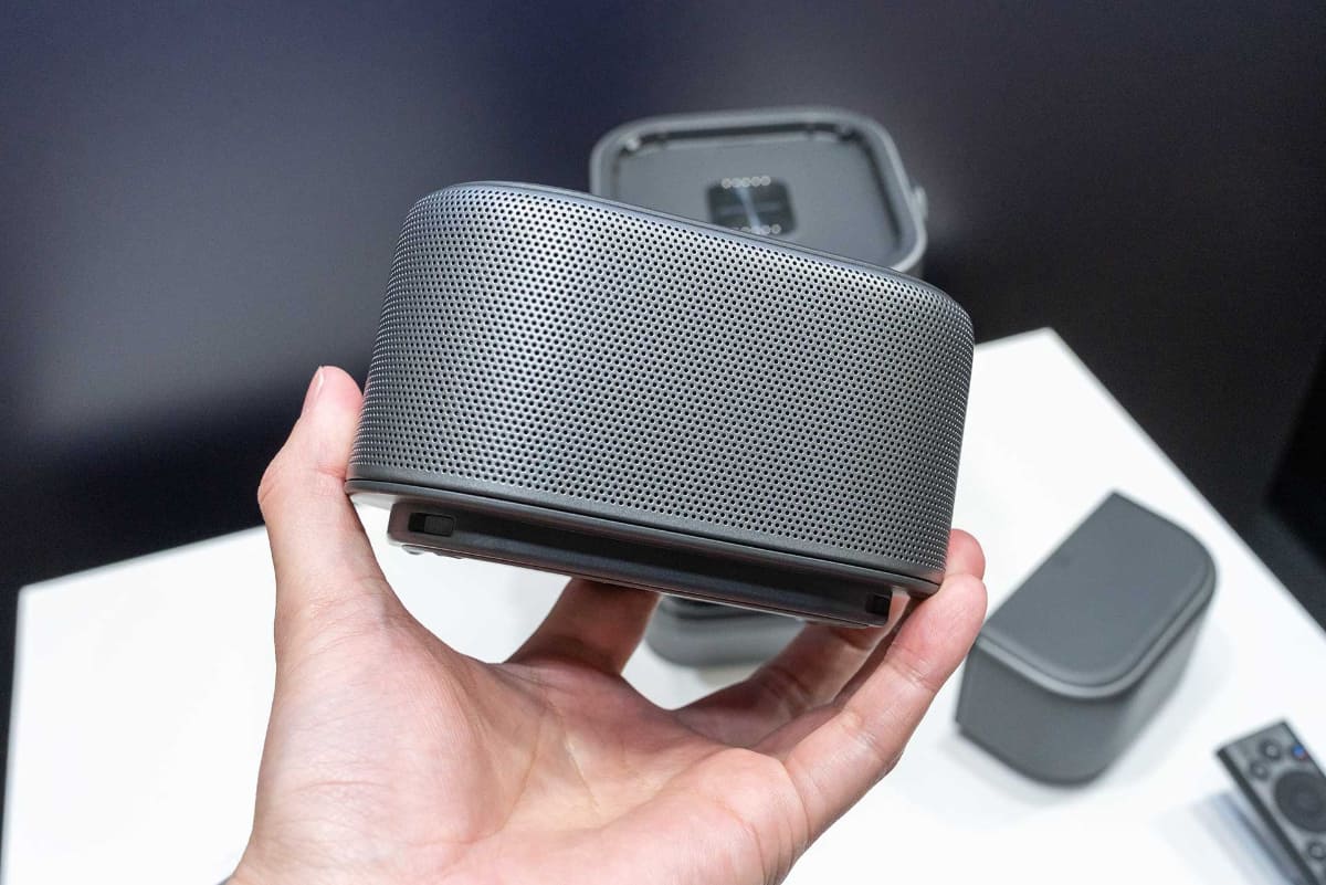 着脱式のデュアルスピーカー。スピーカー同士はマグネットでくっつく仕組み