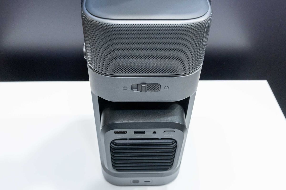 プロジェクター背面には、スピーカー着脱用のスライド式ロックを装備