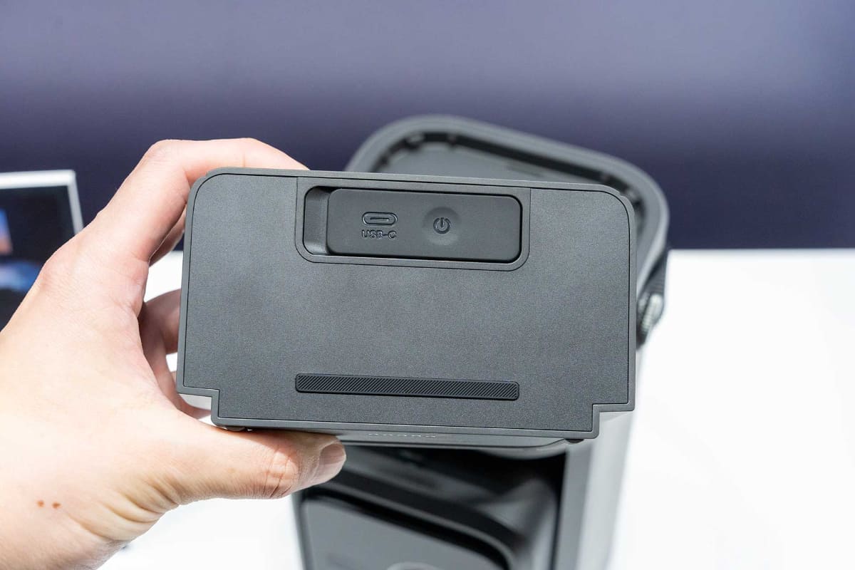 スピーカーには電源ボタン、USB Type-Cポートを備える