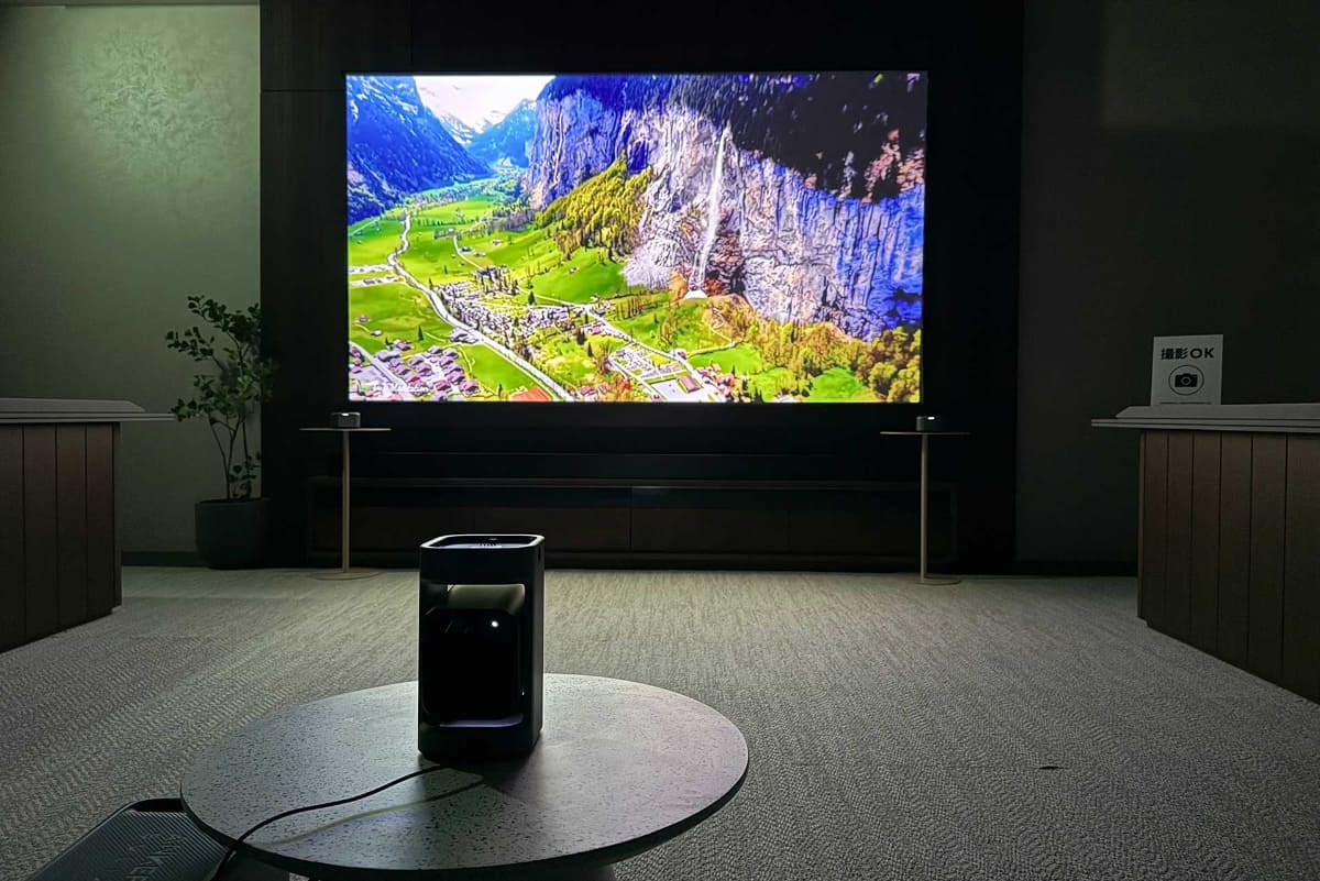 130型の映像を投写しているところ