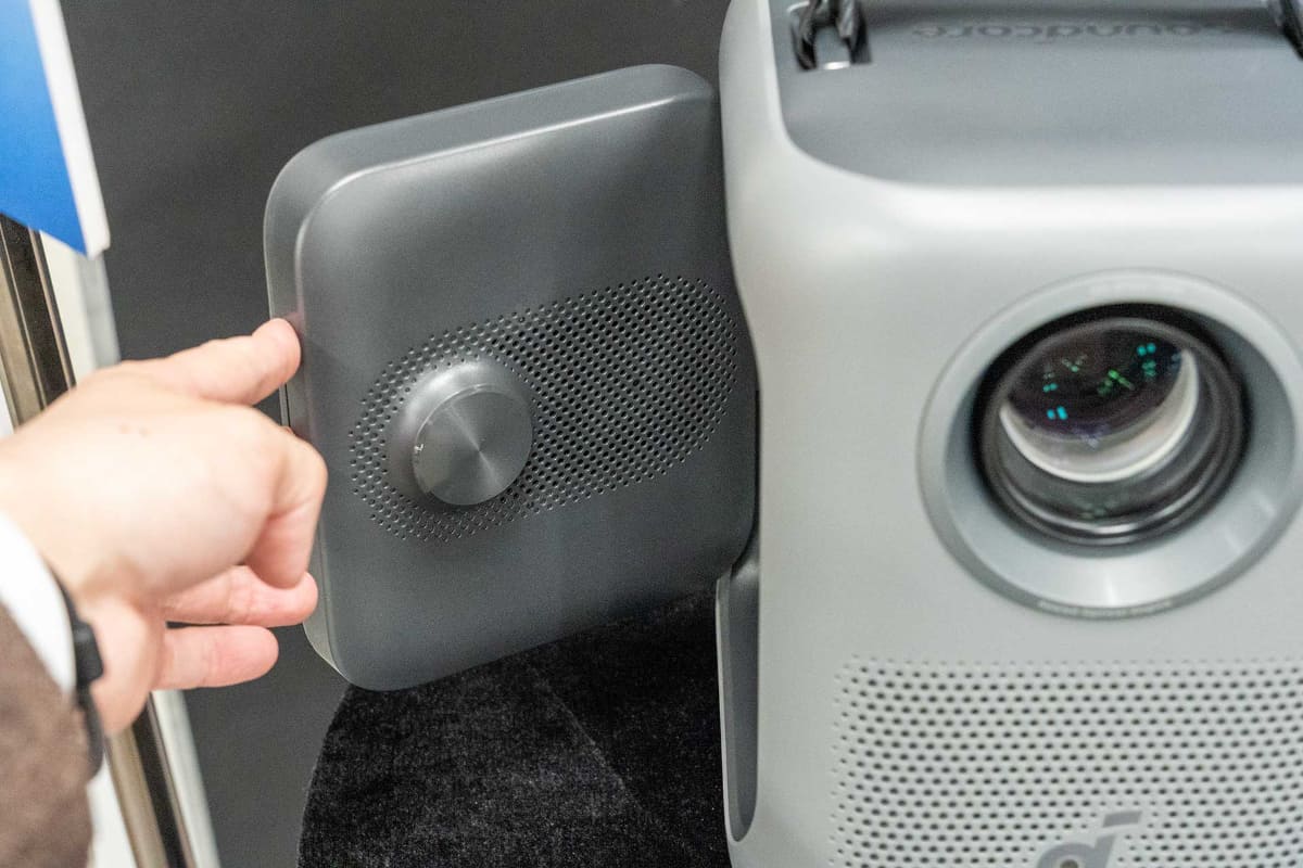 フリップ式スピーカーを内蔵