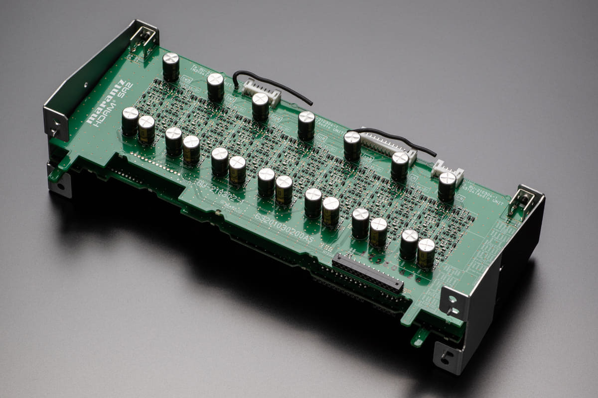 11.4chのHDAM-SA2回路を、左右チャンネルで分離、2枚の基板に配置して搭載している