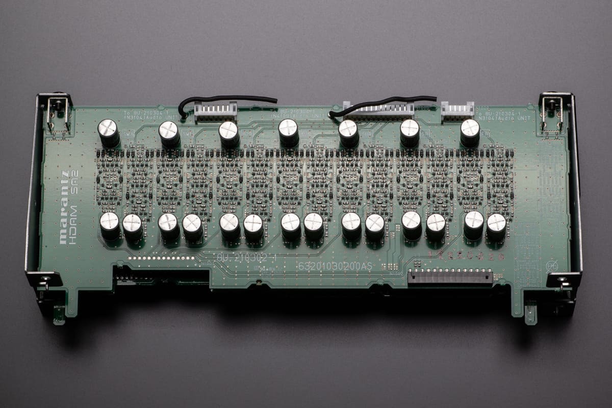 11.4chのHDAM-SA2回路を、左右チャンネルで分離、2枚の基板に配置して搭載している