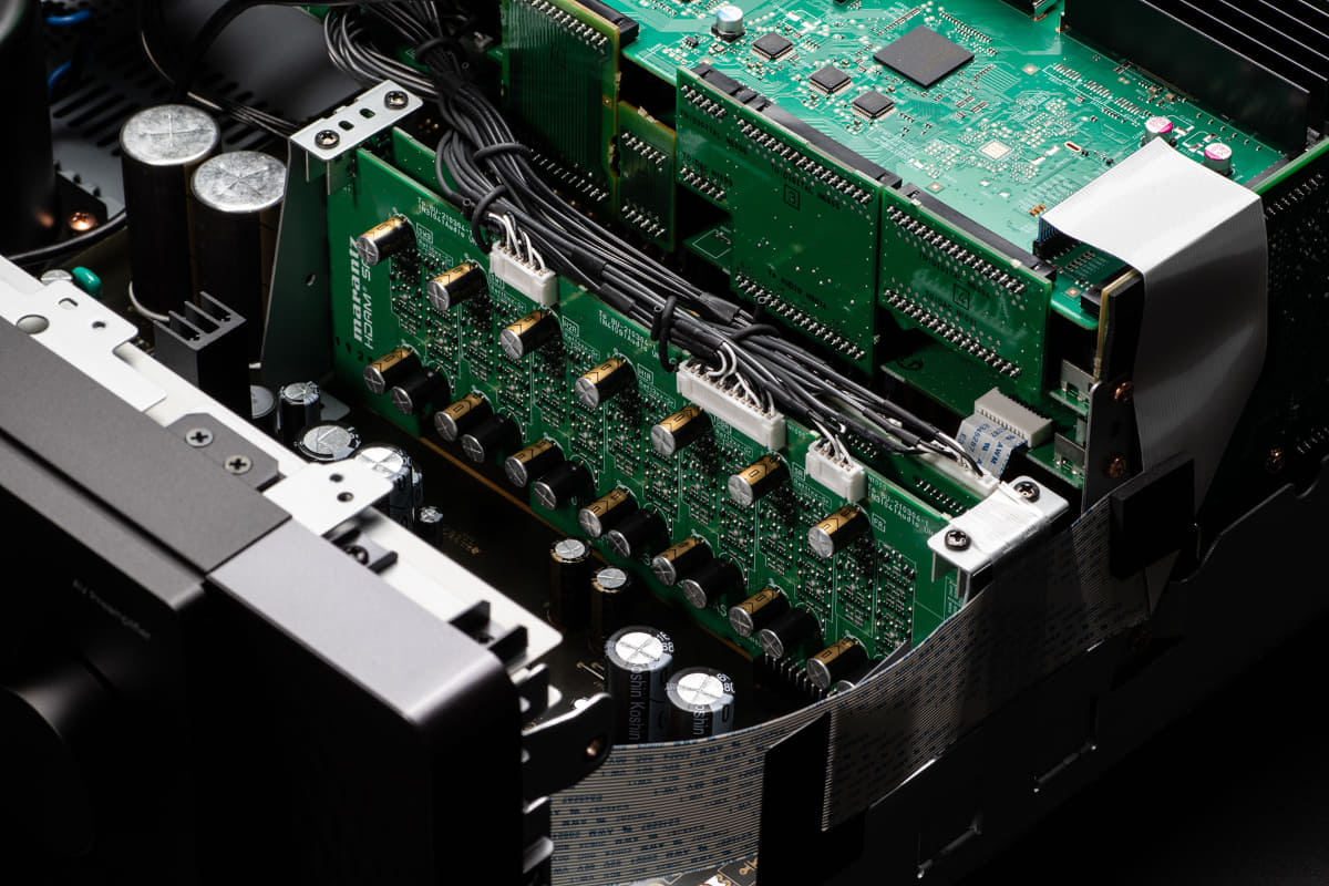 11.4chのHDAM-SA2回路を、左右チャンネルで分離、2枚の基板に配置して搭載している