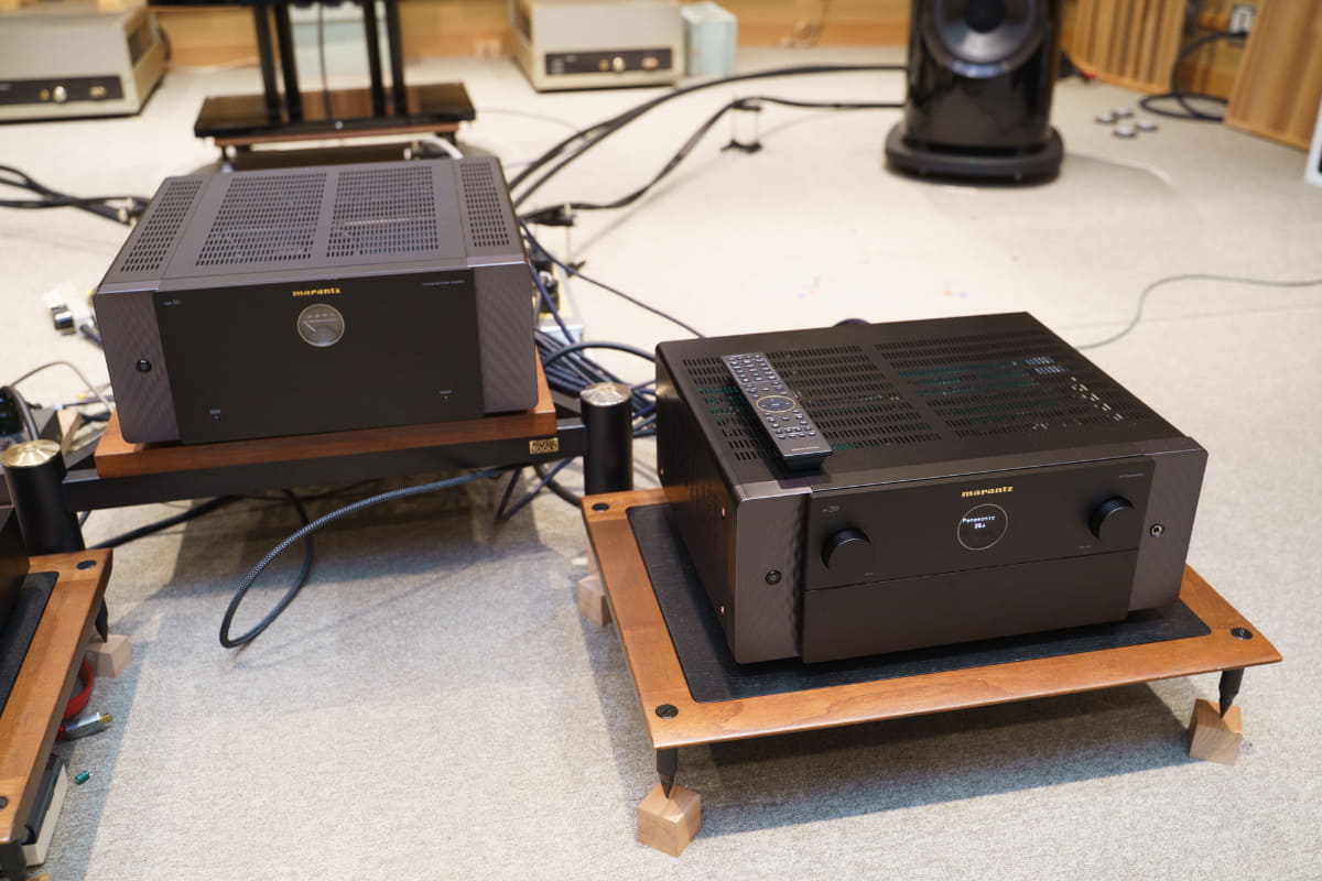 左からAMP 10、AV 30