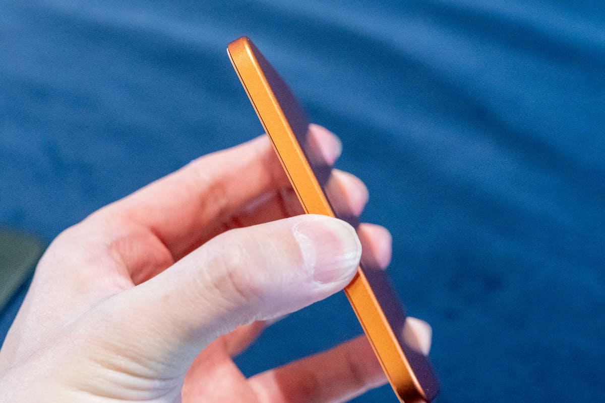 業界最薄設計を謳う厚さ6mmを実現している