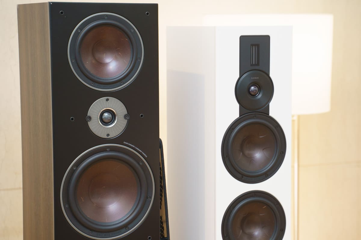 左がOBERON 9、右がSONIK 9。17×45mmのプレーナー型(リボン)ツイーターを登載した