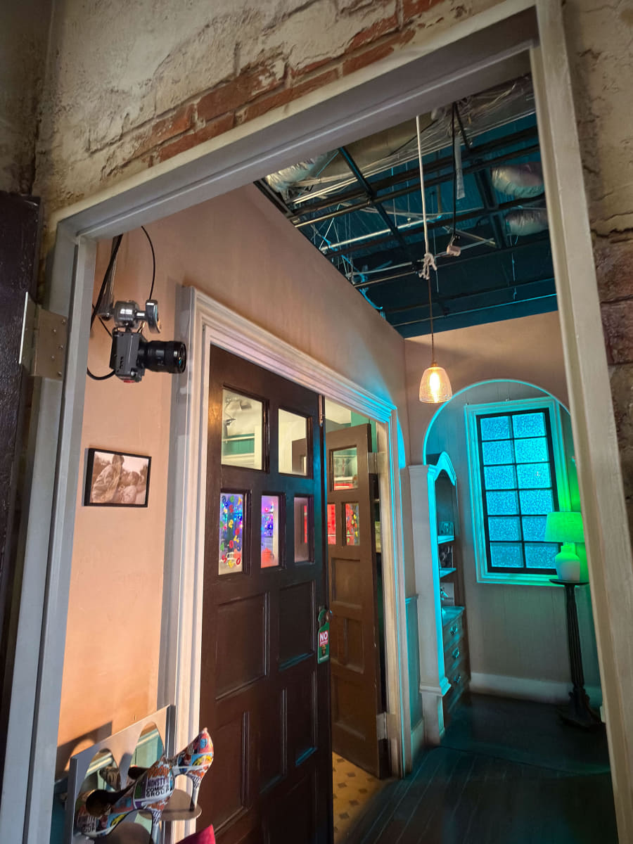 セットの中にカメラを仕込み、どのように見えるかをチェックすることもできる