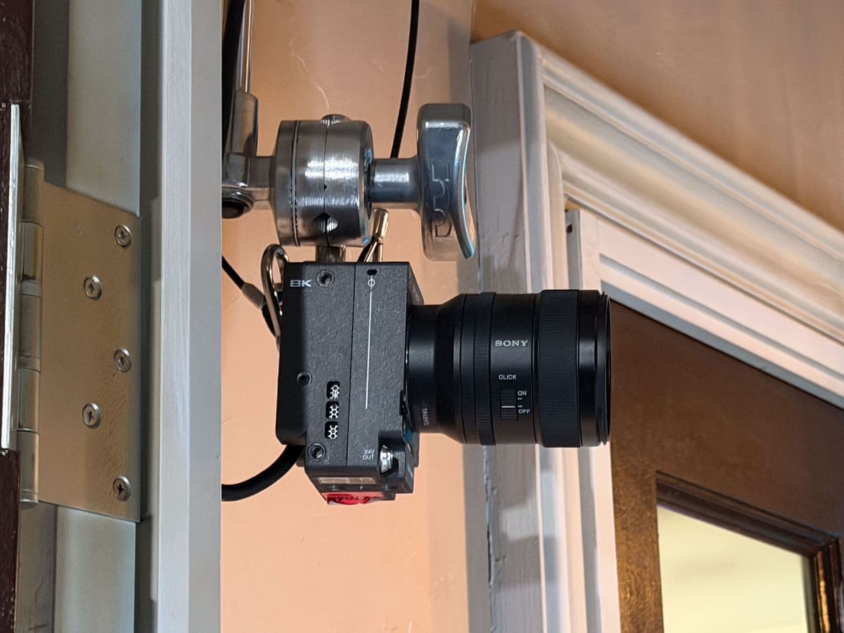 セットの中にカメラを仕込み、どのように見えるかをチェックすることもできる