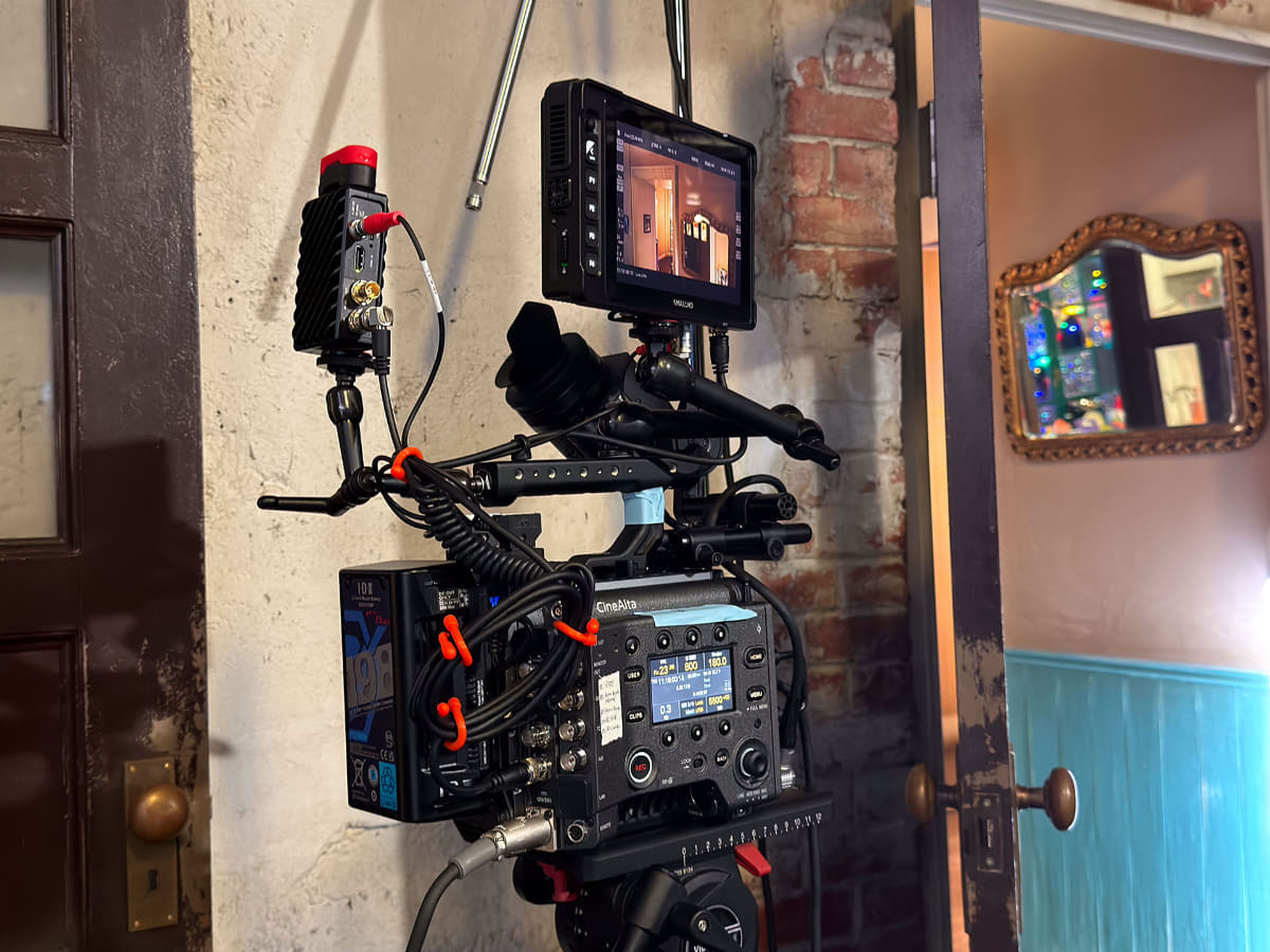 セットの中にカメラを仕込み、どのように見えるかをチェックすることもできる