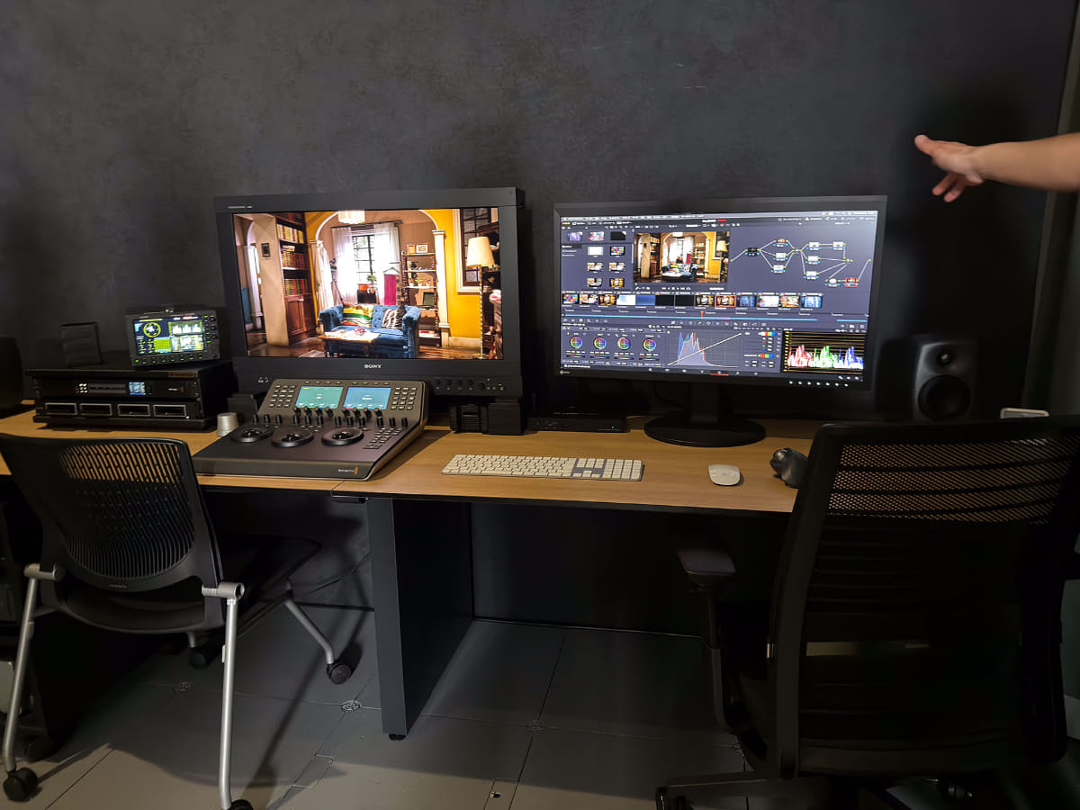編集やカラーグレーディングのために、マスターモニターを含む設備も用意