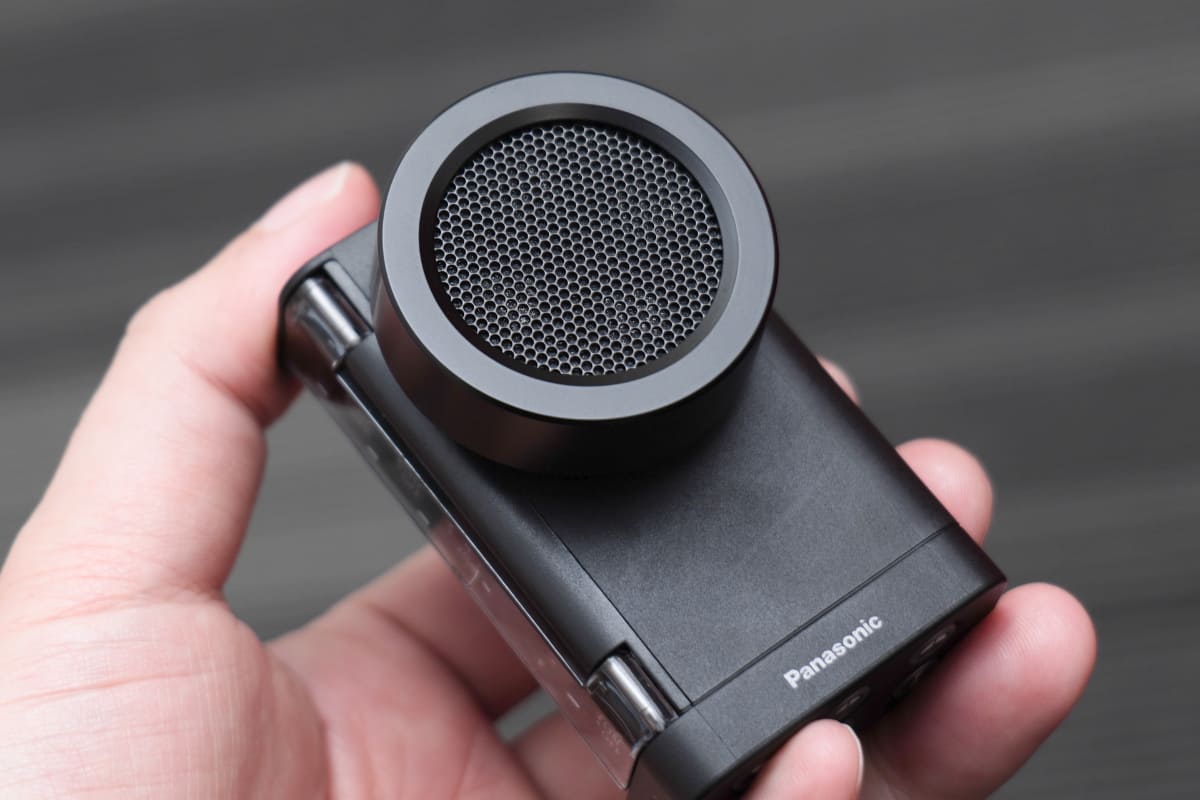 円形部分の中に4つのマイク素子を登載