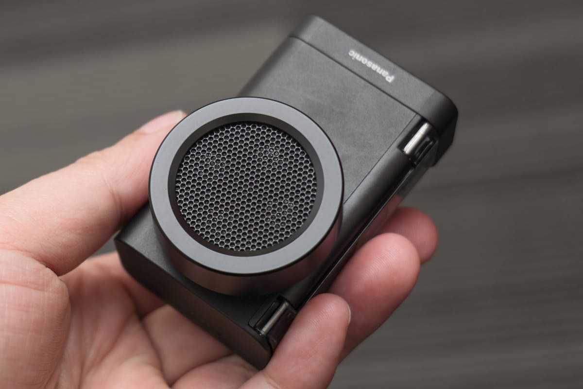 円形部分の中に4つのマイク素子を登載