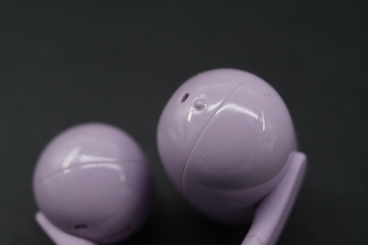 左側のみ小さな突起が付けられている