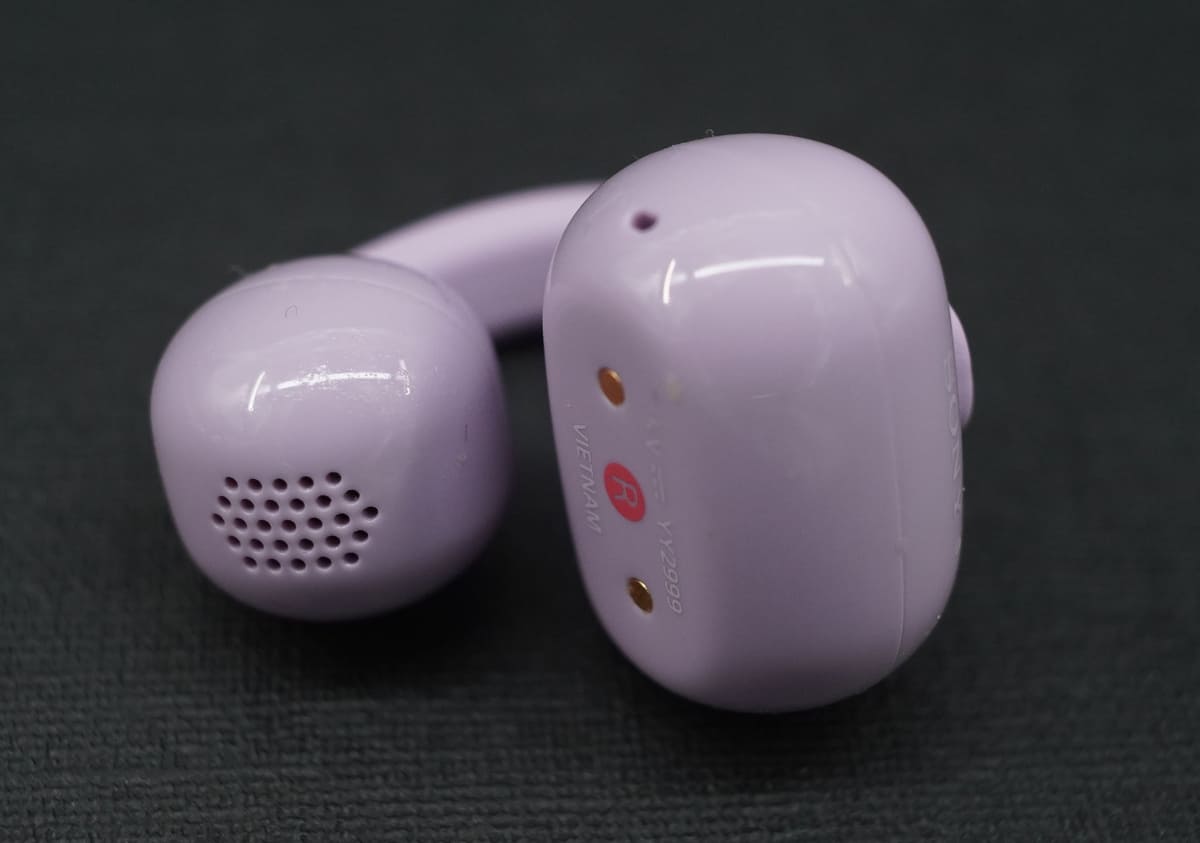 バッテリー・回路部にもマイク。平坦部分に骨伝導センサーがある