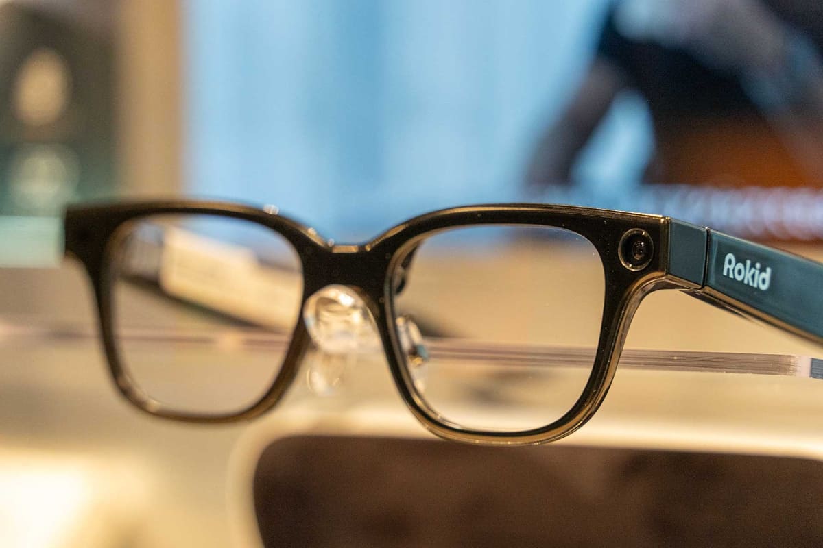 ブリッジ部分に単色micro LEDを内蔵し、ここから映像を映し出す