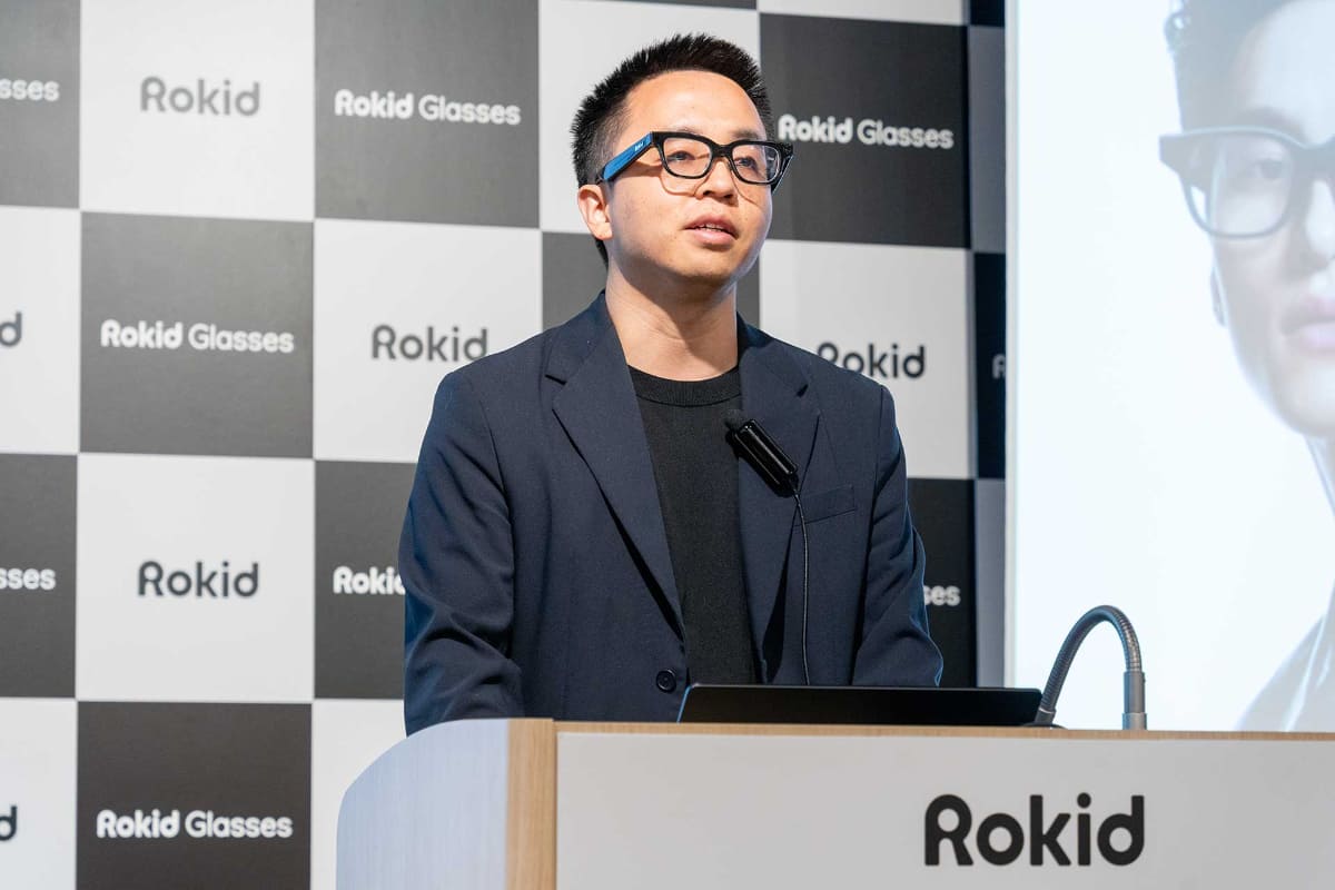 事前に行なわれた新製品・日本戦略発表会に登壇したRokid Global General Managerのゾロ・シャオ氏。RokidスマートAIグラスのテレプロンプター機能を使いながらプレゼンテーションを行なっていた