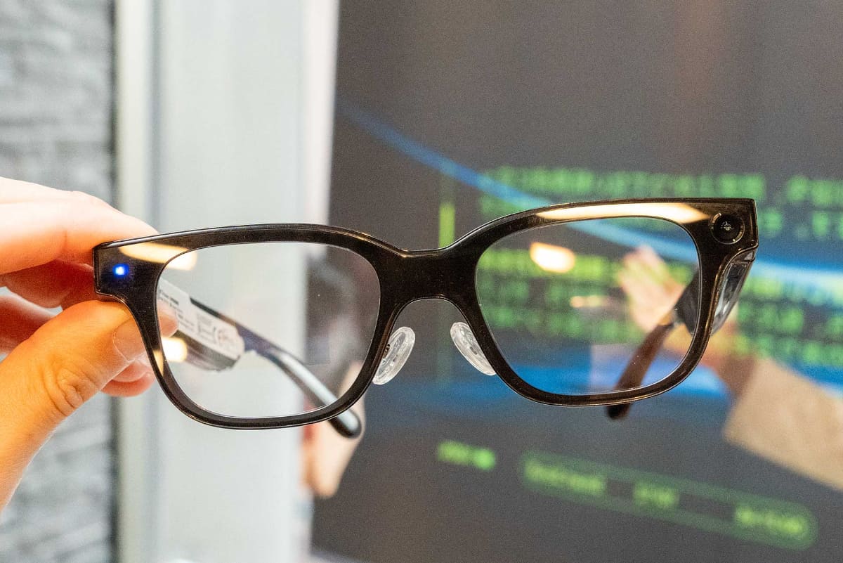 向かって右側にカメラを搭載。静止画・動画撮影ができる。撮影中には本体左のLEDライトが点灯する