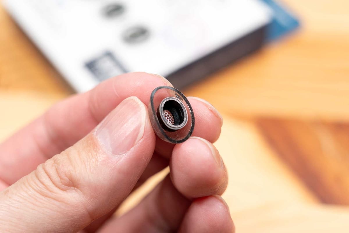 六角形と複数の幾何学形状を組み合わせた構造により、的確に異物の侵入を防ぎつつ音響伝達を最大化するという「12Hヘキサゴンフィルター」も装備