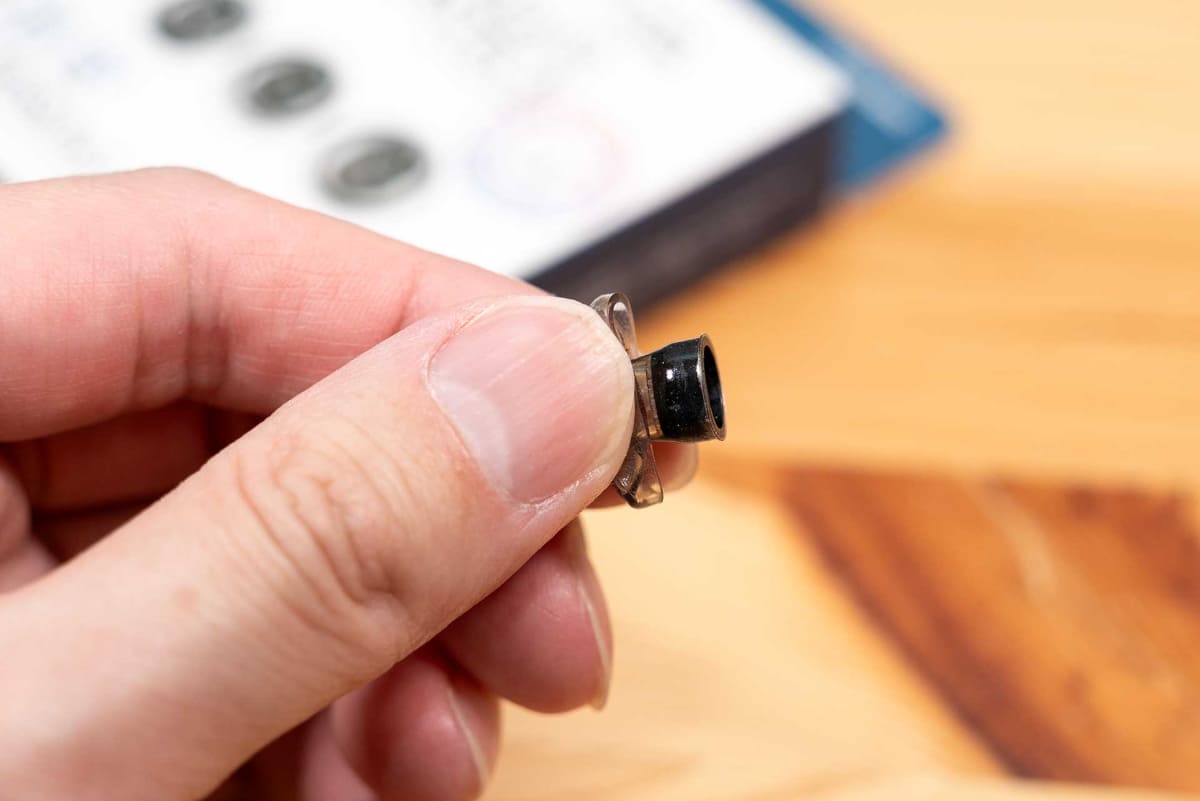 AirPods Pro 3装着用の専用アダプターと、イヤーピース自体が一体になっている