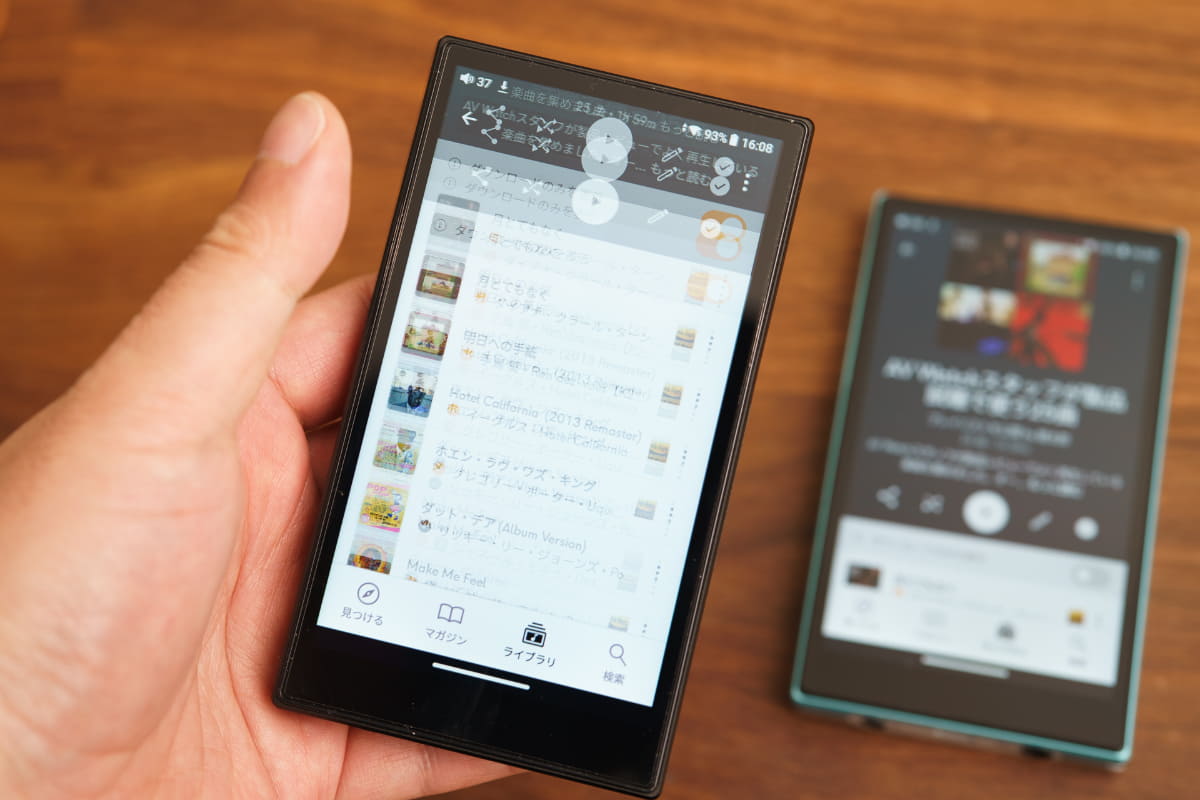 音楽配信アプリのプレイリストをスクロールさせると、JM21 2026の方が滑らかだ