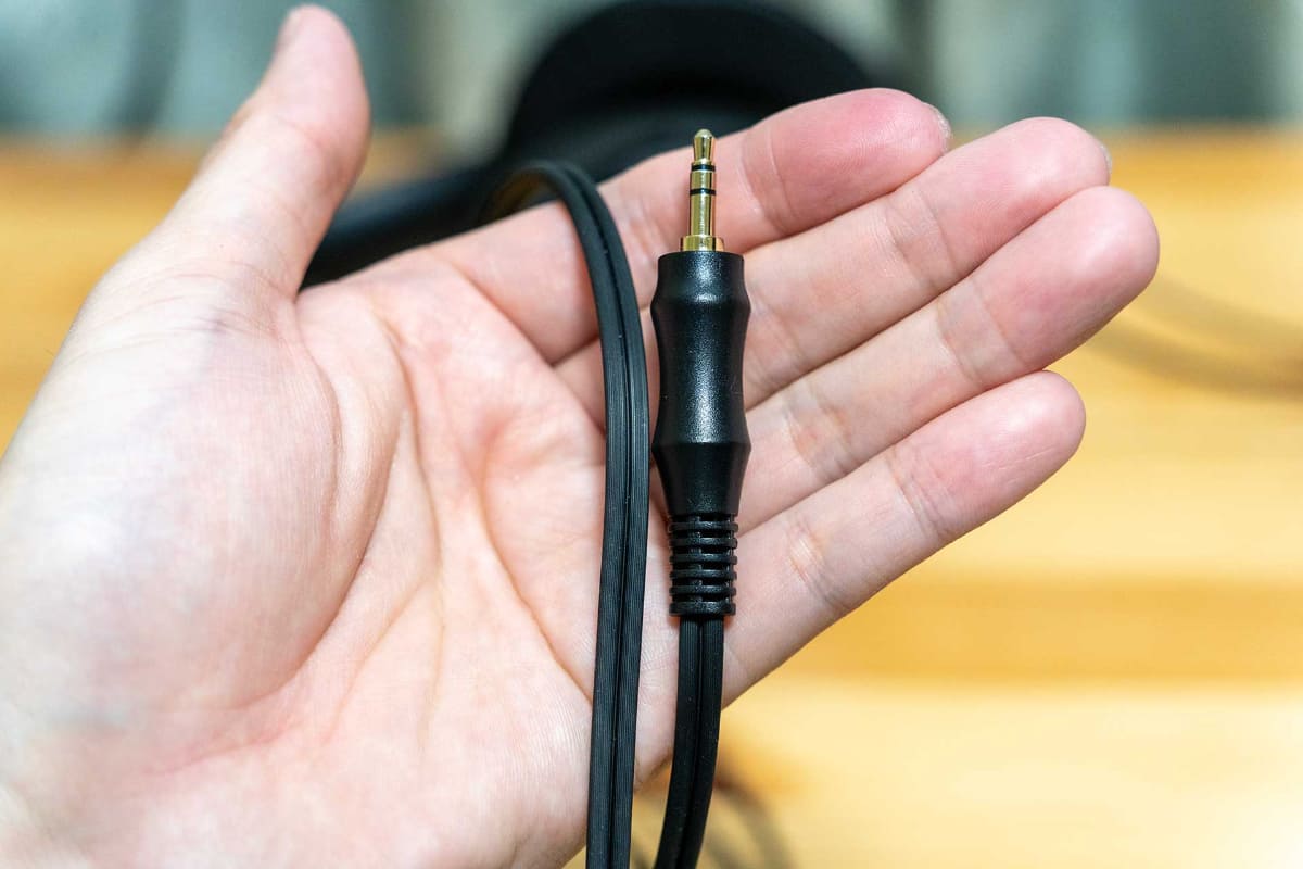 付属ケーブルは、フラット仕様で絡みにくい