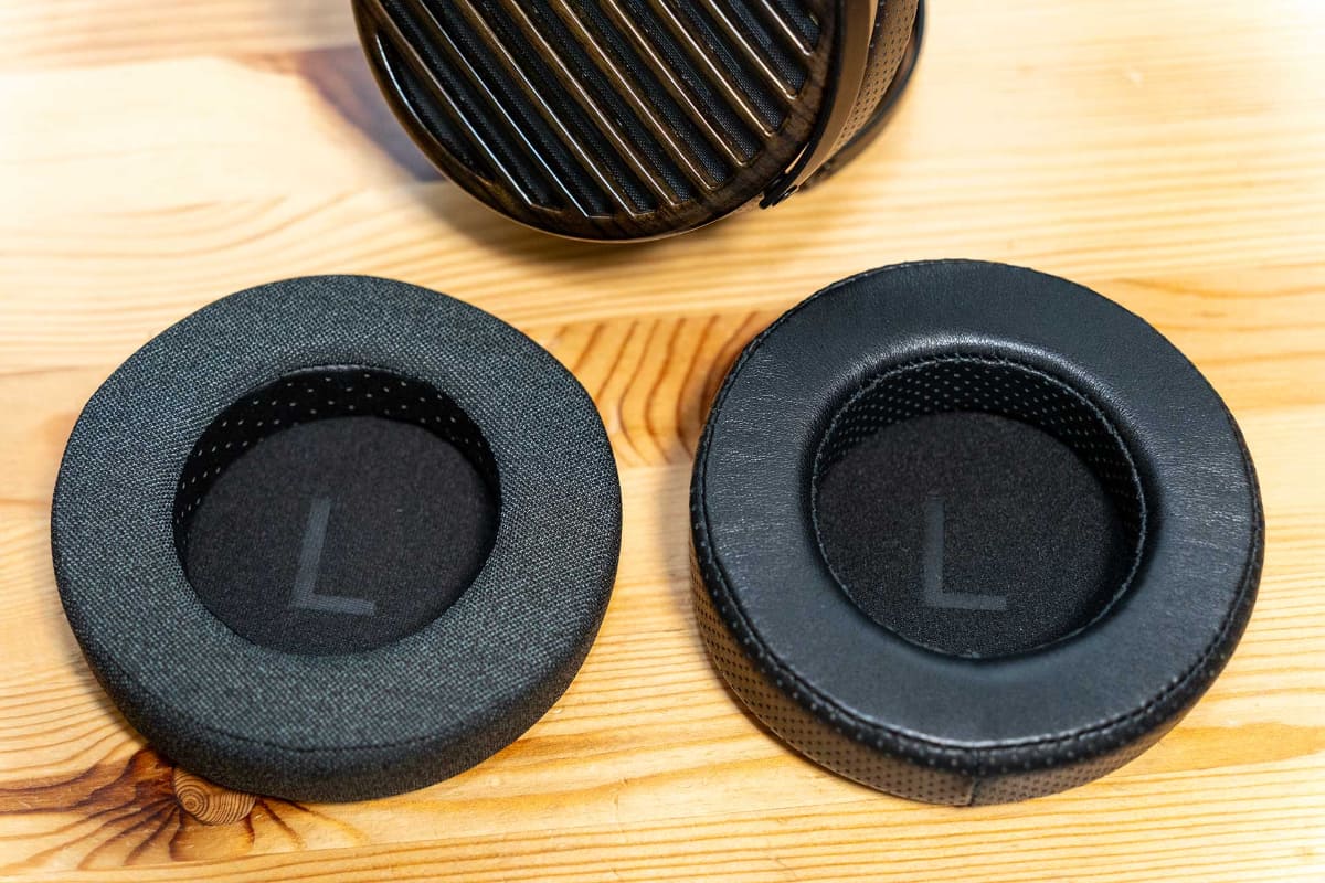 イヤーパッドはラムスキンとファブリックの2種類が付属
