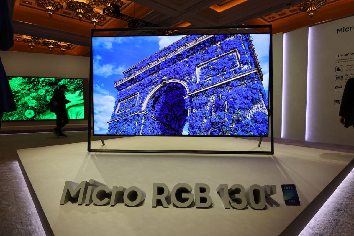 サムスンブースでは130インチの「マイクロRGBテレビ」という名の、RGBミニLED液晶テレビがお出迎え