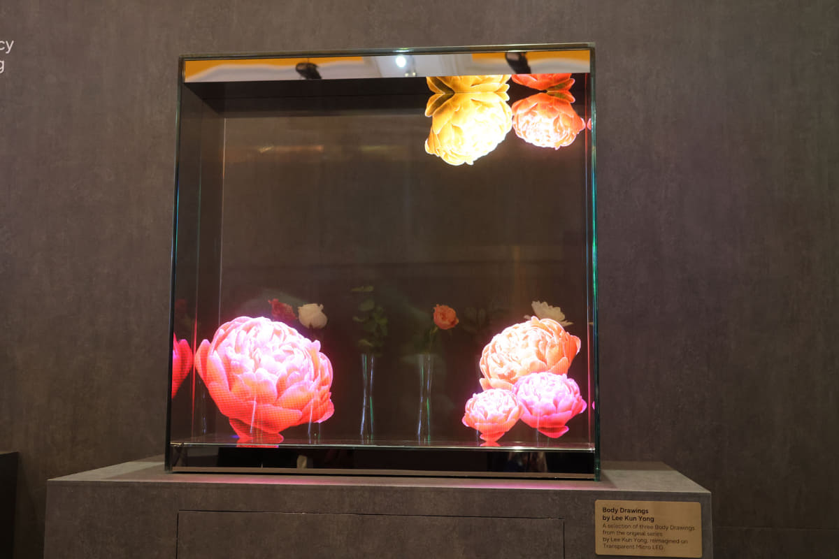 昨年もアピールしていたサムスンの透過型マイクロLEDディスプレイパネル。今回は、実体物と映像を組み合わせた空間サイネージ用のデモを公開した。透過型有機ELパネルに対しては、より明るく、長寿命、焼き付きの心配がない利点をアピール