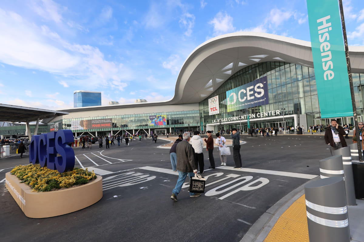 CES2026会場の外観。ついにサムスンブースがメイン会場から退き、日本勢ではついにソニーブースが消えた(ソニー・ホンダモビリティへと衣替え)。パナソニックなど数社はまだ残っているが、日本電機メーカーのブースはほとんど姿を消した。数年前までは、韓国勢が抑えていたメイン入口近辺の一等地の看板は、今や中華メーカーが支配