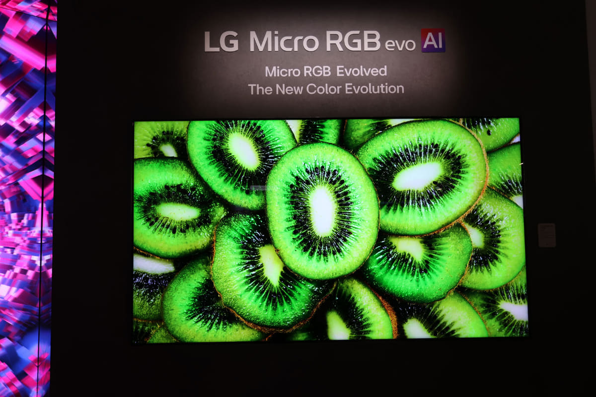 LGも、RGBミニLED液晶テレビを“マイクロRGBテレビ”として展示。展示モデルは100インチ