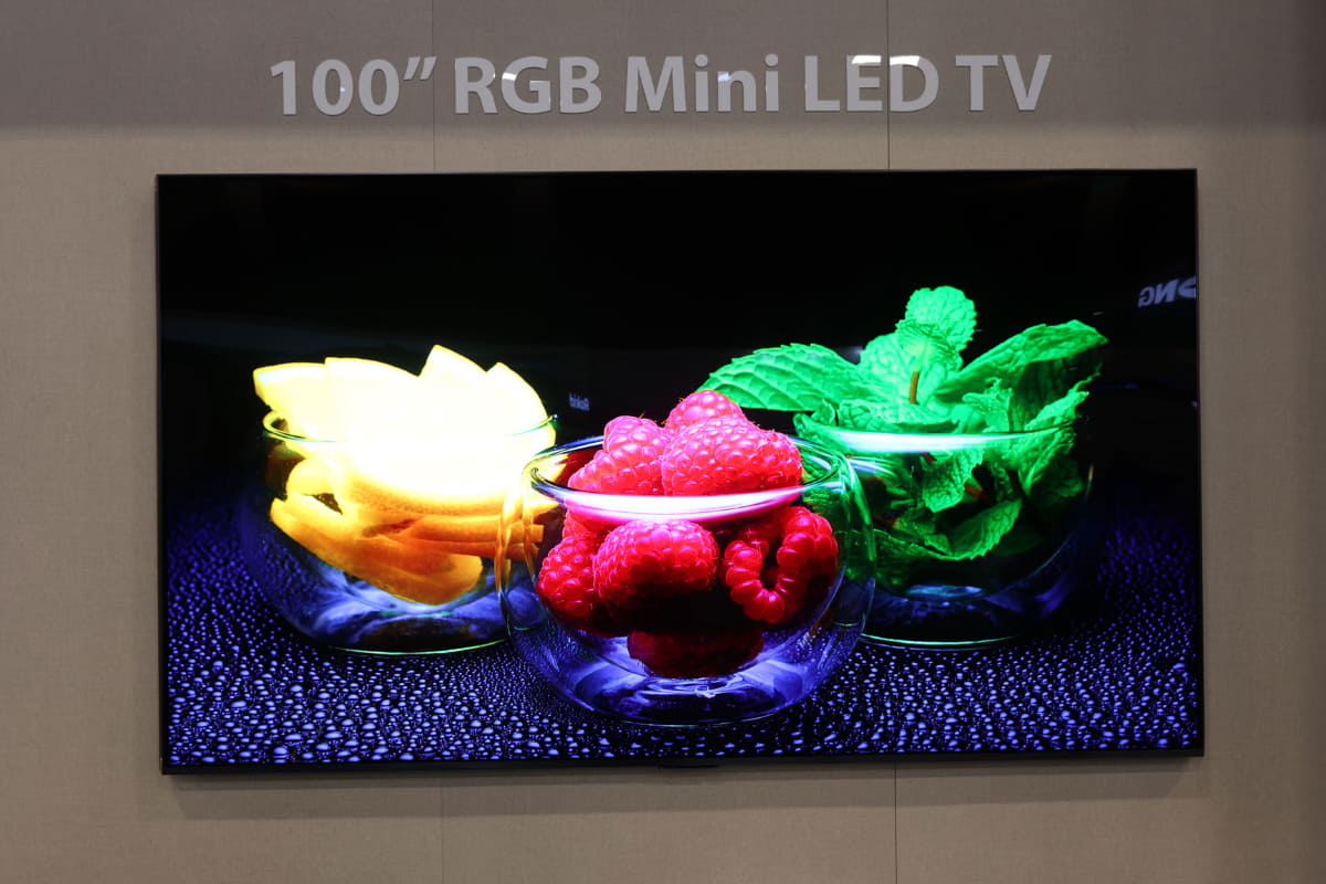 RGBミニLEDモデルの100インチレグザの試作モデル。日本で発売されることは間違いないだろう。2026年2月時点で、100インチレグザは「100Z970R」「100Z770R」「100E670R」の3モデルが発売中。最安値は66万円前後の「100E670R」だが、RGBミニLEDモデルの価格はどうなるのか？