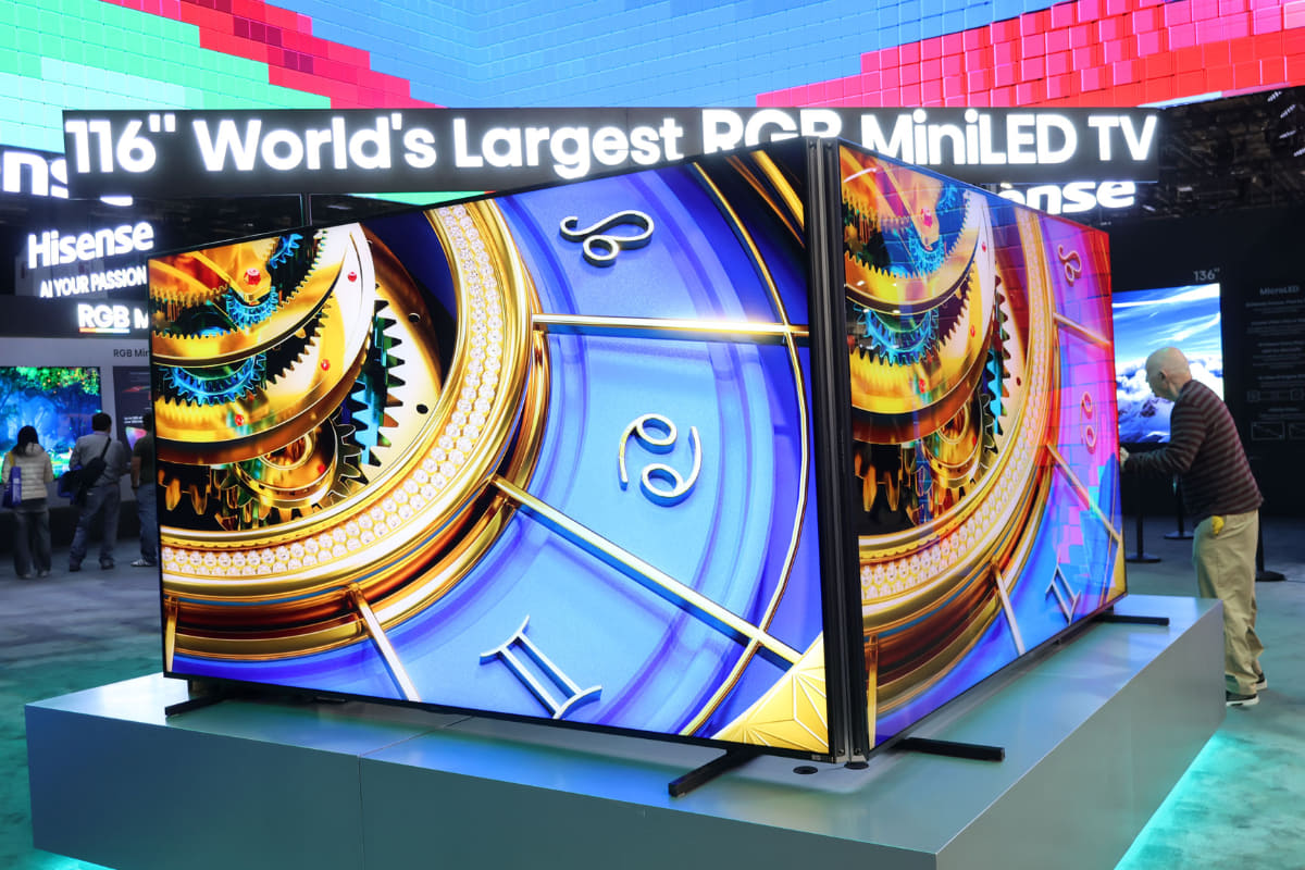 中華勢は“マイクロRGB”ではなく、しっかり「RGBミニLED」と呼称。ハイセンスが展示していたのは、116インチの「116UXS」。2026年内発売予定。価格は未定だが、日本にも導入見込みあり。レグザ「116ZX1R」より安価な価格設定になりそうだ
