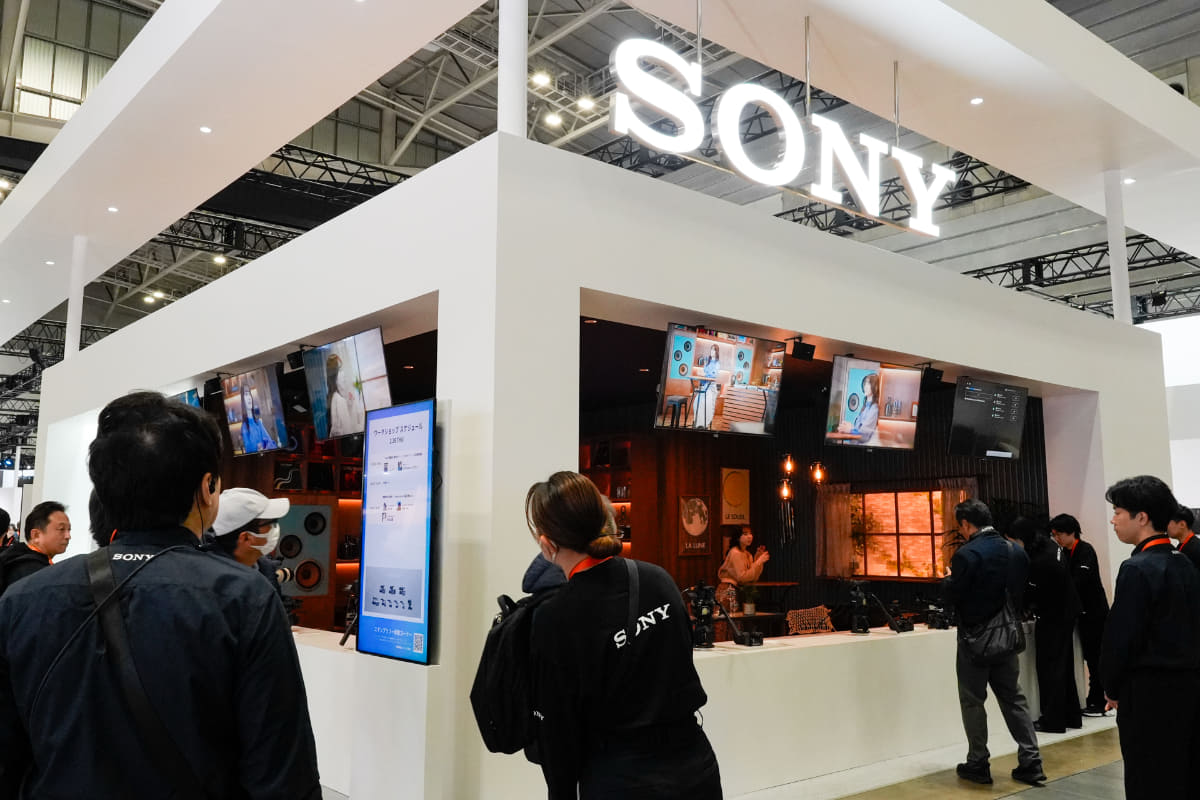 暖色の光源を使用したスタジオを用意している