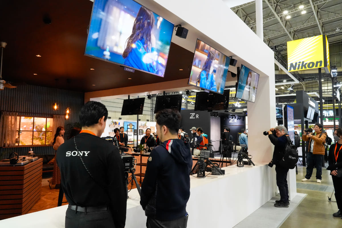 それぞれの映像が上部のモニターに映されているので、色味や映りを比較できる