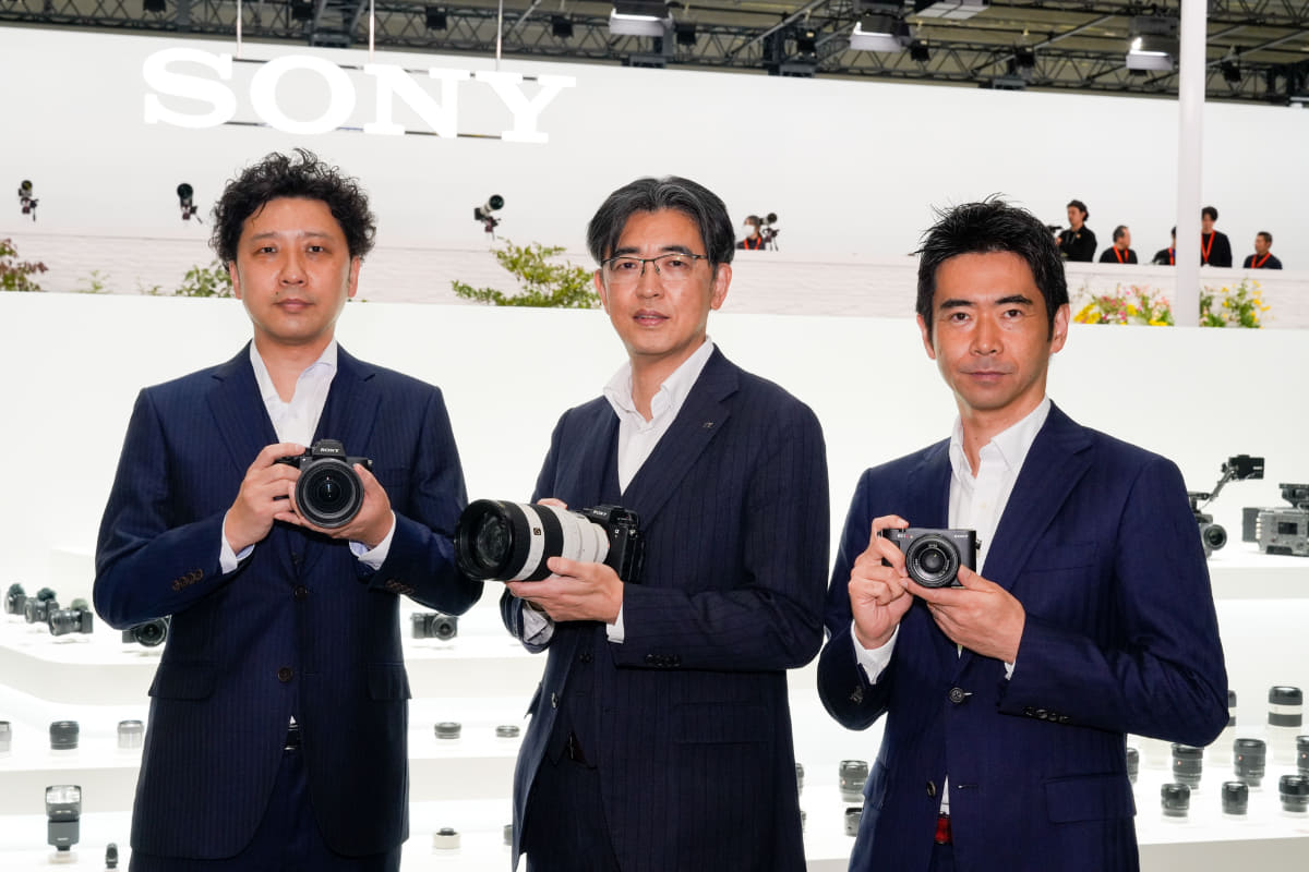 左からレンズテクノロジー&システム事業部 ビジネス1部 統括部長 須崎光博氏、イメージングエンタテインメント事業部/レンズテクノロジー&システム事業部 事業部長岸政典氏、イメージングエンタテインメント事業部 カメラ事業部門カメラビジネス部 統括部長 町谷康文氏