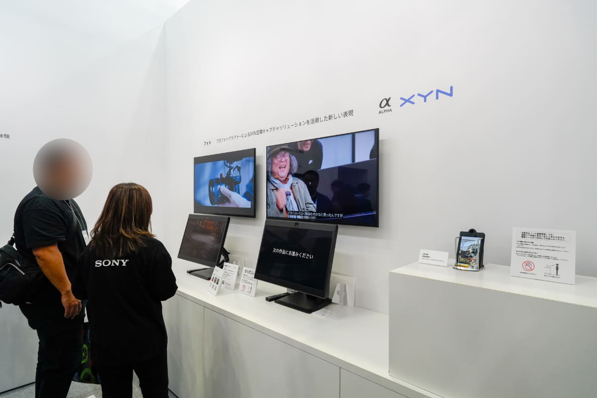 XYNのブースが登場