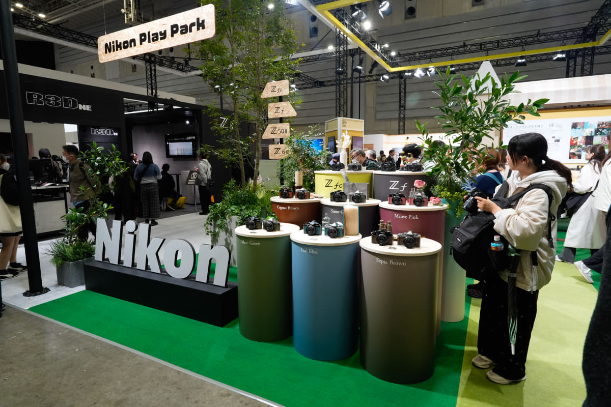 ニコンブース全体は「Nikon Play Park」をコンセプトとした明るく、誰でも入りやすいブースになっている