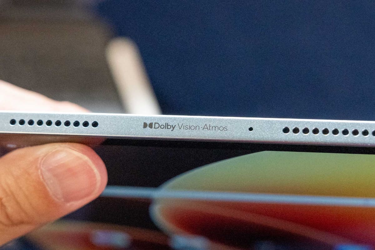 本体側面には「Dolby Vision・Atmos」の刻印も