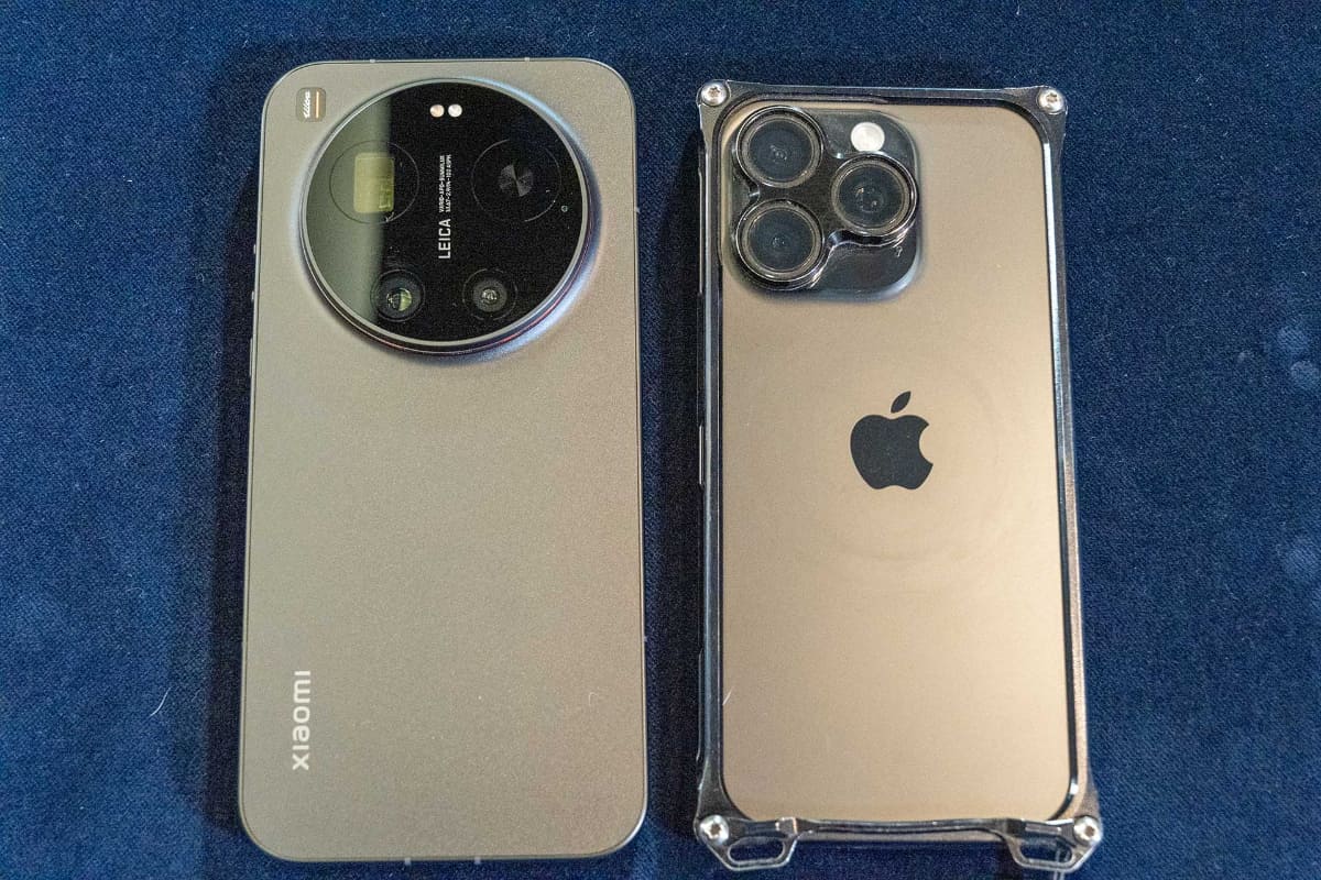 iPhone 16 Pro(右)と並べたところ
