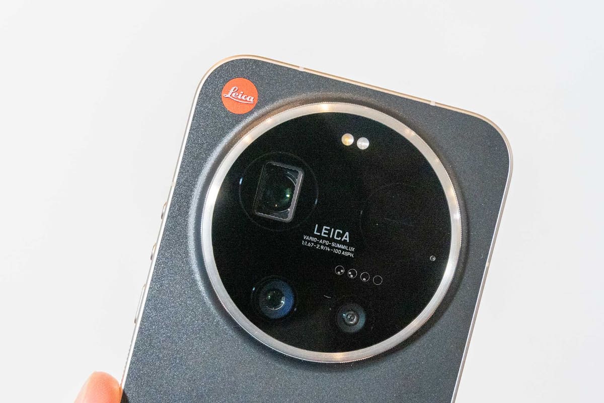 本体背面には赤い「Leica」ロゴがあしらわれる