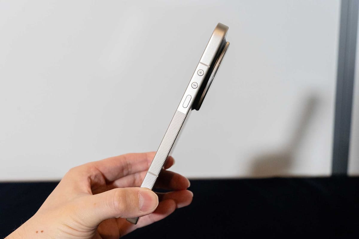 本体側面にはローレット加工が施され、「LEICA CAMERA GERMANY」の刻印もあしらわれる