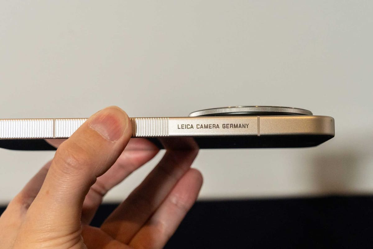 本体側面にはローレット加工が施され、「LEICA CAMERA GERMANY」の刻印もあしらわれる