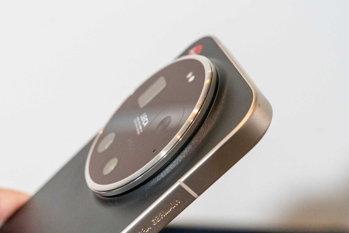 背面カメラの周囲に回転操作できるカメラリングを備える