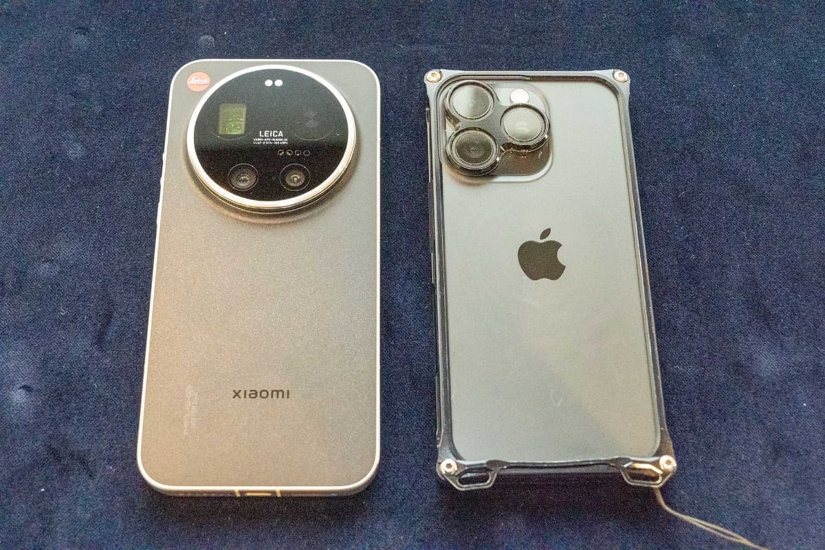 iPhone 16 Pro(右)と並べたところ